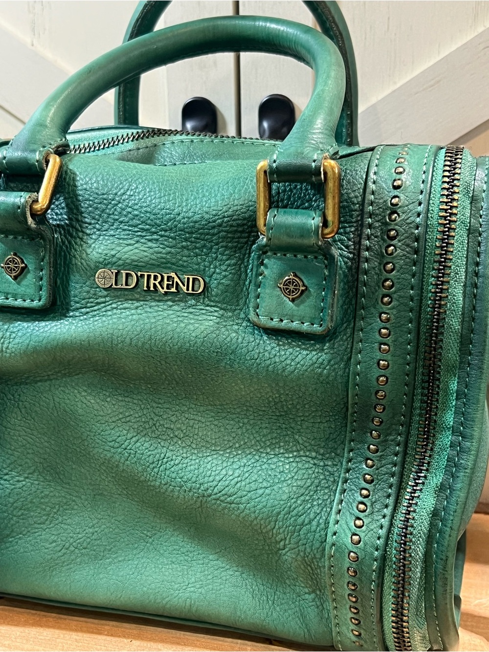 OLD TREND Women's Genuine Leather Mini Trunk Green Crossbody Bag NWOT - Picture 3 of 11